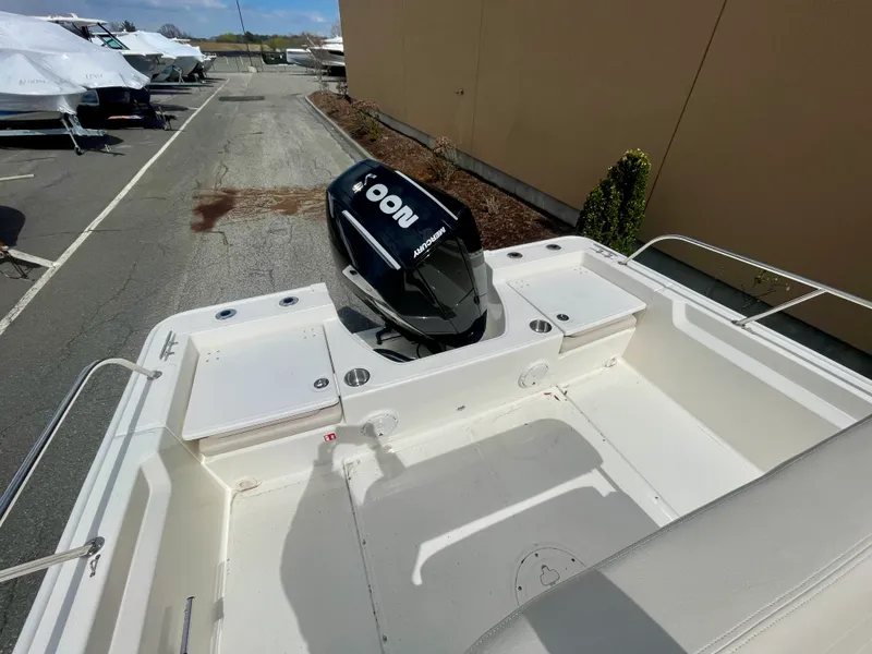 Slide: The Image of Boston Whaler 210 Montauk 2026 - 3