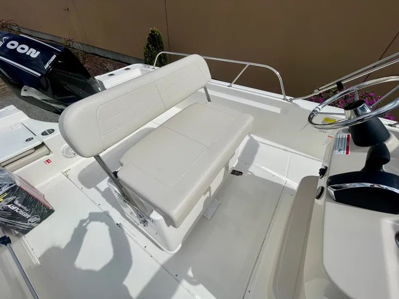 Slide: The Image of Boston Whaler 210 Montauk 2026 - 8