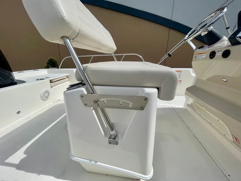 Slide: The Image of Boston Whaler 210 Montauk 2026 - 9