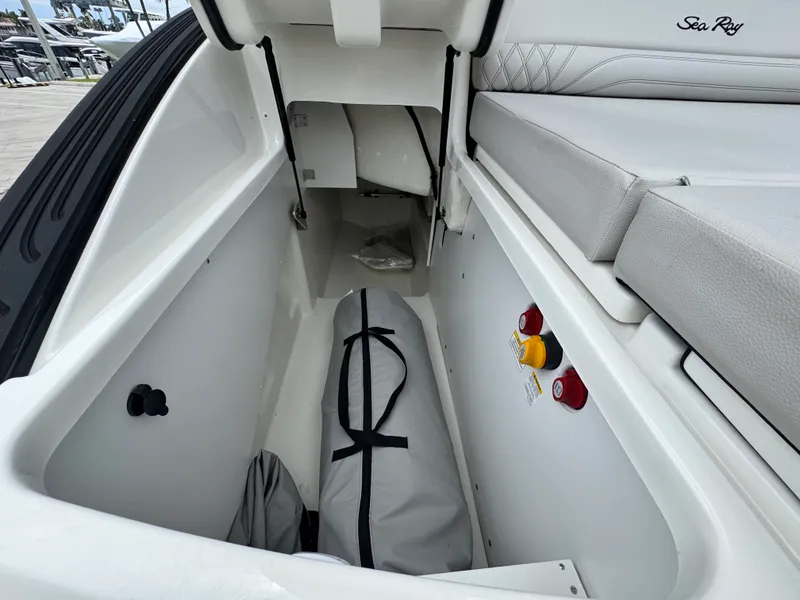 Slide: The Image of Sea Ray SLX 260 Outboard 2026 - 10