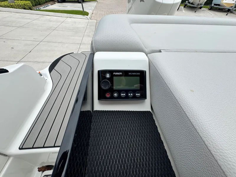 Slide: The Image of Sea Ray SLX 260 Outboard 2026 - 11