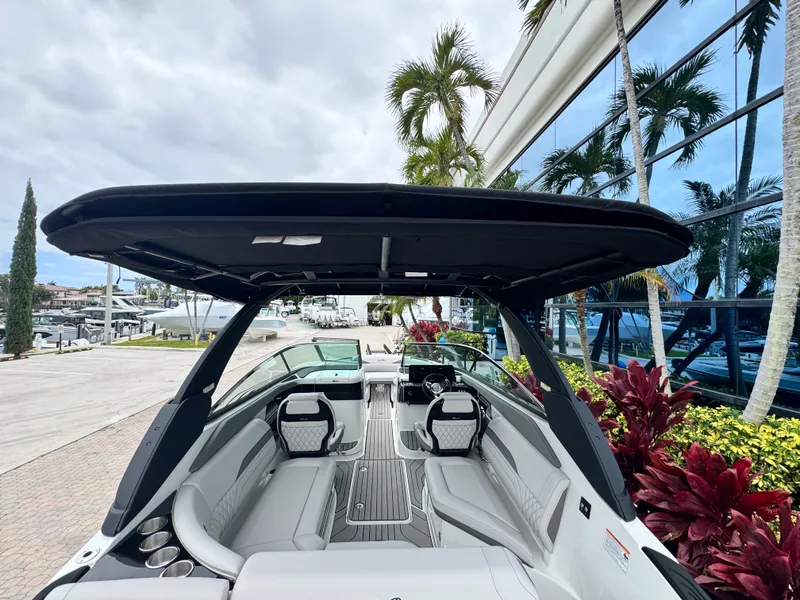 Slide: The Image of Sea Ray SLX 260 Outboard 2026 - 12