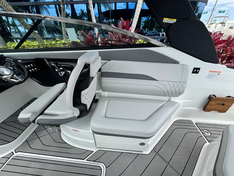 Slide: The Image of Sea Ray SLX 260 Outboard 2026 - 16