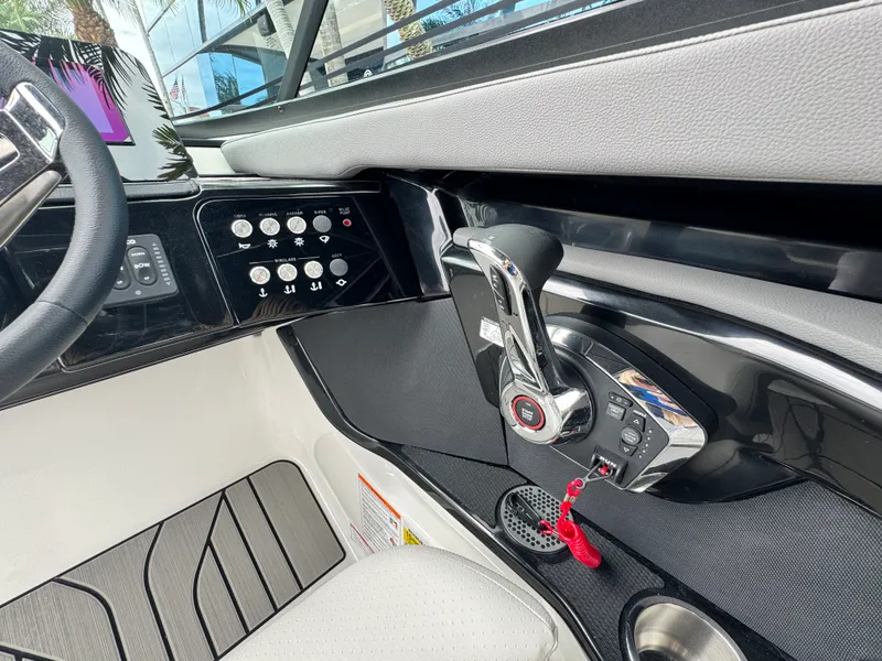Slide: The Image of Sea Ray SLX 260 Outboard 2026 - 18
