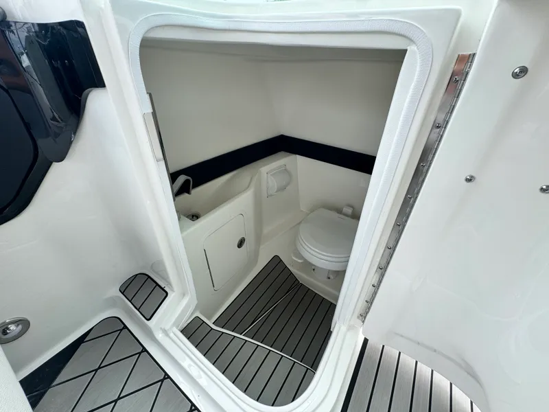 Slide: The Image of Sea Ray SLX 260 Outboard 2026 - 22