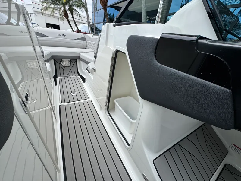 Slide: The Image of Sea Ray SLX 260 Outboard 2026 - 23