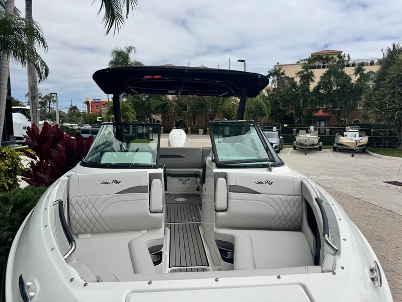 Slide: The Image of Sea Ray SLX 260 Outboard 2026 - 29
