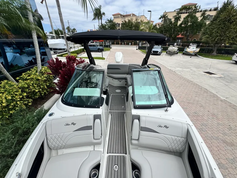 Slide: The Image of Sea Ray SLX 260 Outboard 2026 - 30
