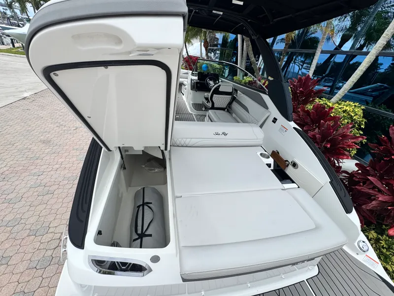 Slide: The Image of Sea Ray SLX 260 Outboard 2026 - 9