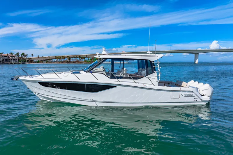 Slide: The Image of Boston Whaler 405 Conquest 2022 - 10