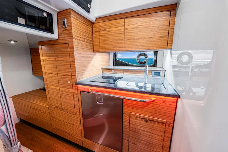 Slide: The Image of Boston Whaler 405 Conquest 2022 - 12