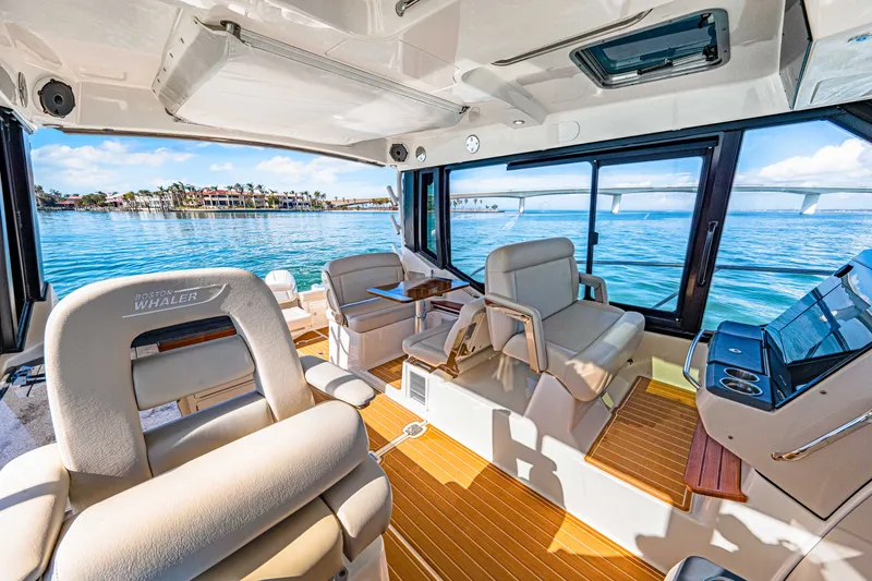 Slide: The Image of Boston Whaler 405 Conquest 2022 - 14