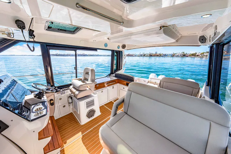 Slide: The Image of Boston Whaler 405 Conquest 2022 - 15