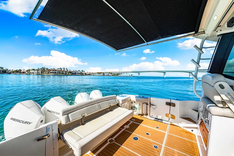 Slide: The Image of Boston Whaler 405 Conquest 2022 - 18