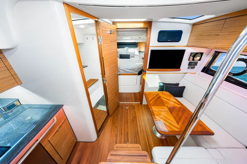 Slide: The Image of Boston Whaler 405 Conquest 2022 - 19