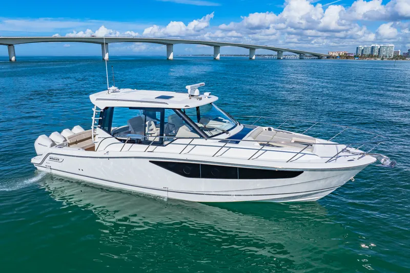 Slide: The Image of Boston Whaler 405 Conquest 2022 - 2
