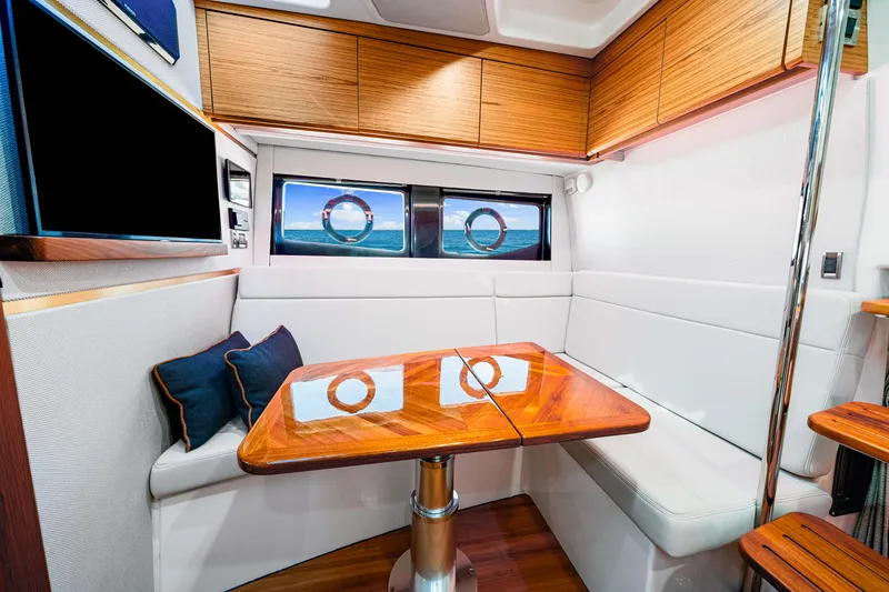 Slide: The Image of Boston Whaler 405 Conquest 2022 - 21