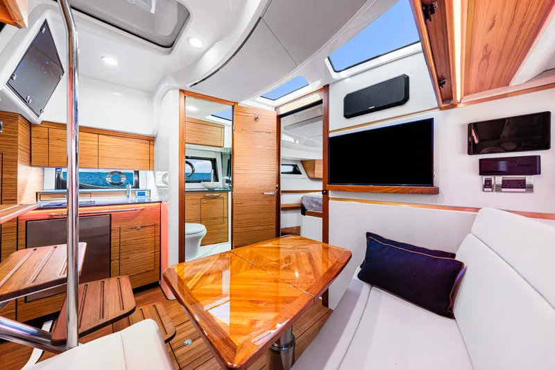 Slide: The Image of Boston Whaler 405 Conquest 2022 - 22