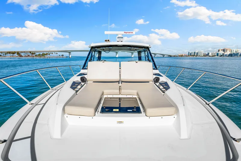 Slide: The Image of Boston Whaler 405 Conquest 2022 - 25
