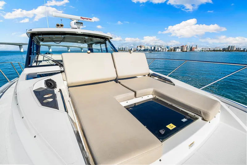 Slide: The Image of Boston Whaler 405 Conquest 2022 - 26