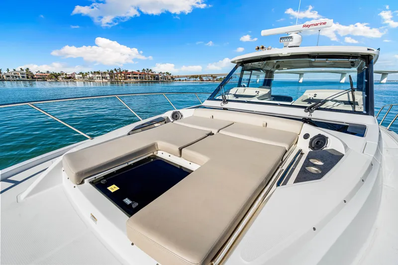 Slide: The Image of Boston Whaler 405 Conquest 2022 - 27