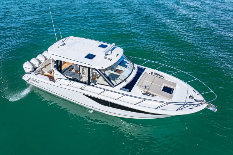 Slide: The Image of Boston Whaler 405 Conquest 2022 - 3