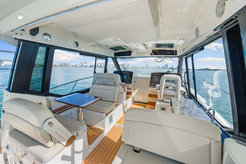 Slide: The Image of Boston Whaler 405 Conquest 2022 - 30