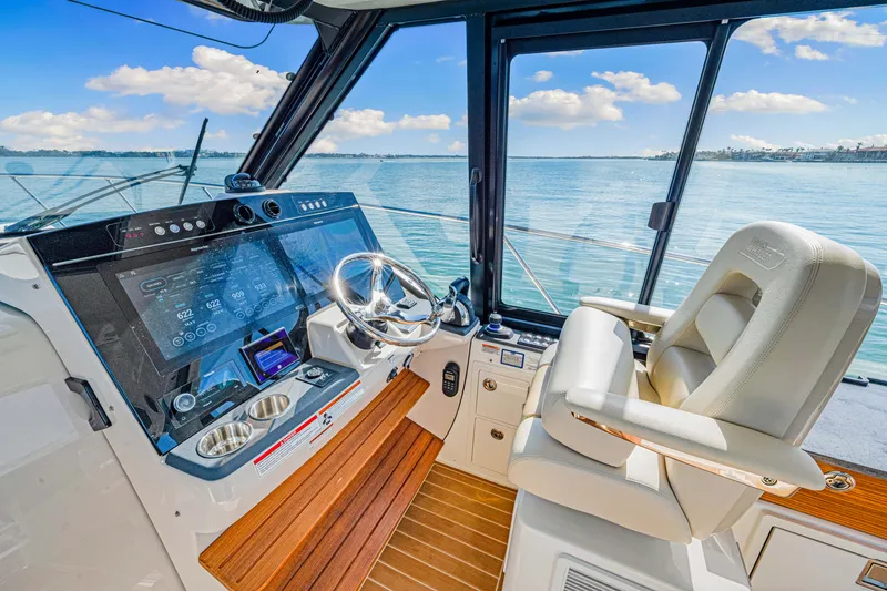 Slide: The Image of Boston Whaler 405 Conquest 2022 - 32