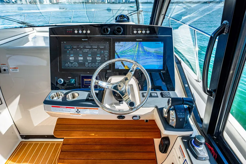 Slide: The Image of Boston Whaler 405 Conquest 2022 - 33