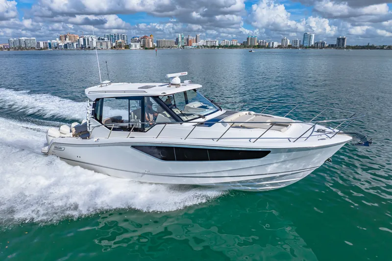 Slide: The Image of Boston Whaler 405 Conquest 2022 - 35