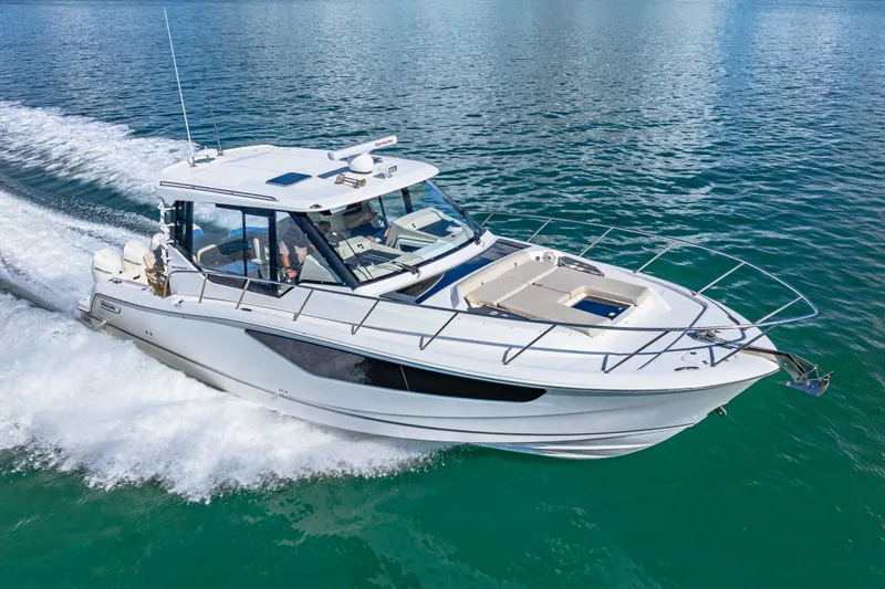 Slide: The Image of Boston Whaler 405 Conquest 2022 - 36