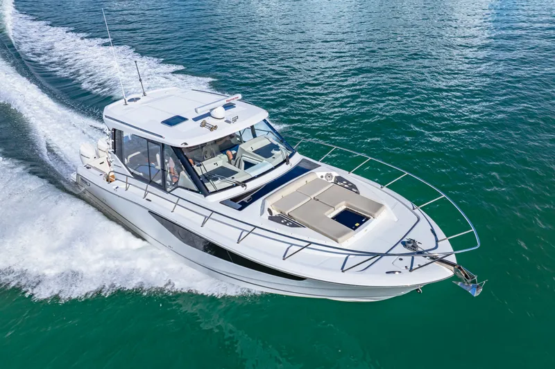 Slide: The Image of Boston Whaler 405 Conquest 2022 - 37