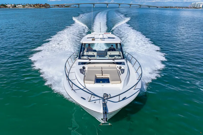 Slide: The Image of Boston Whaler 405 Conquest 2022 - 38