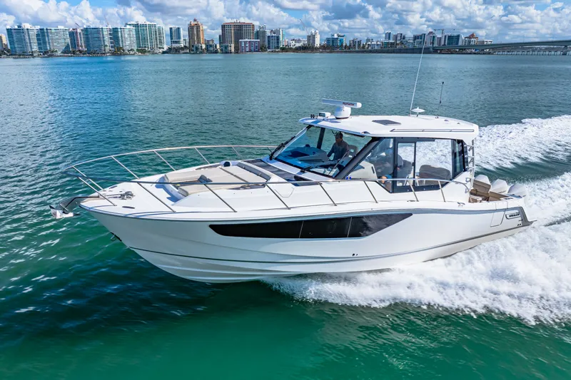 Slide: The Image of Boston Whaler 405 Conquest 2022 - 39