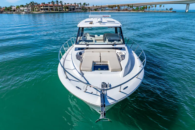 Slide: The Image of Boston Whaler 405 Conquest 2022 - 4