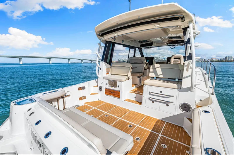 Slide: The Image of Boston Whaler 405 Conquest 2022 - 40