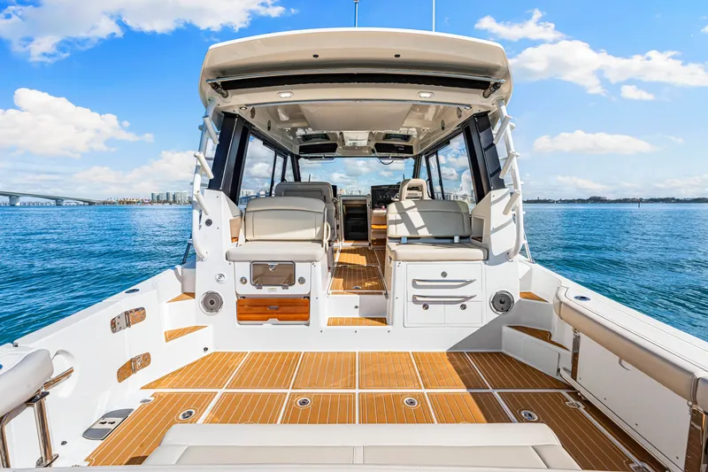 Slide: The Image of Boston Whaler 405 Conquest 2022 - 41