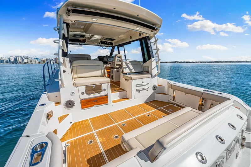 Slide: The Image of Boston Whaler 405 Conquest 2022 - 42