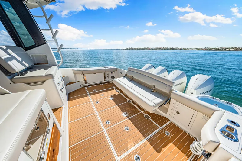 Slide: The Image of Boston Whaler 405 Conquest 2022 - 43