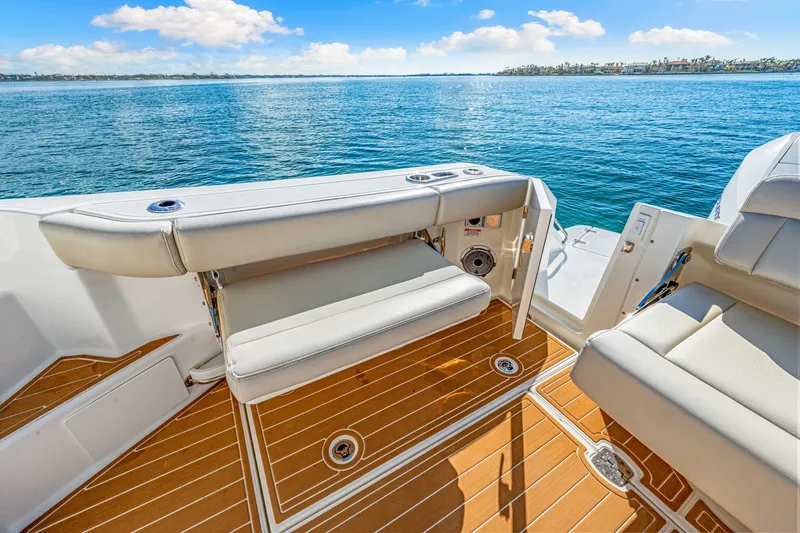 Slide: The Image of Boston Whaler 405 Conquest 2022 - 48
