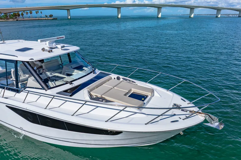Slide: The Image of Boston Whaler 405 Conquest 2022 - 54