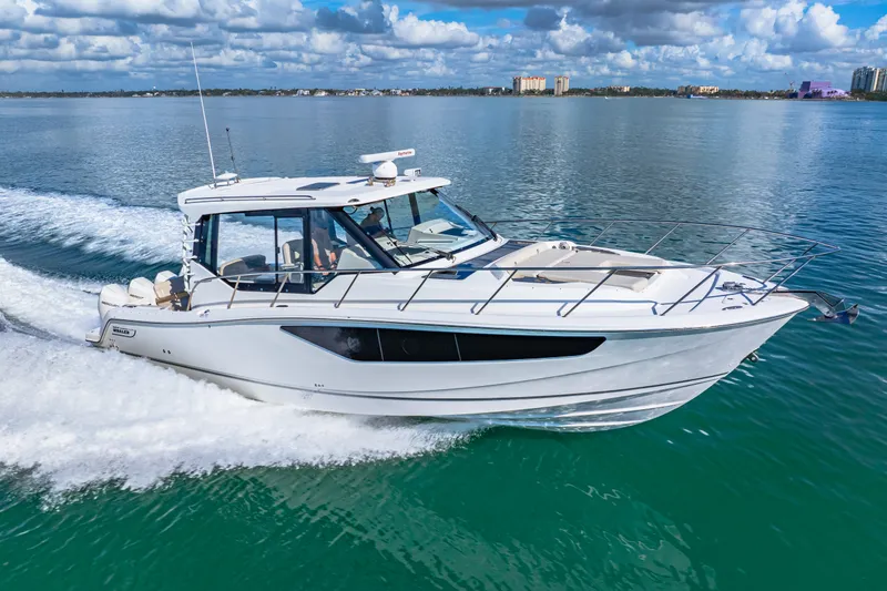 Slide: The Image of Boston Whaler 405 Conquest 2022 - 58