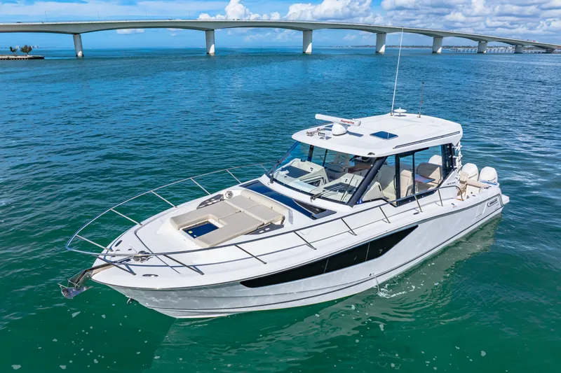 Slide: The Image of Boston Whaler 405 Conquest 2022 - 6