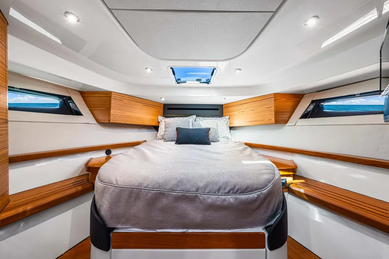 Slide: The Image of Boston Whaler 405 Conquest 2022 - 68