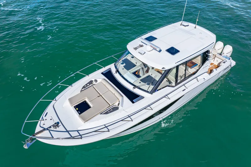 Slide: The Image of Boston Whaler 405 Conquest 2022 - 7