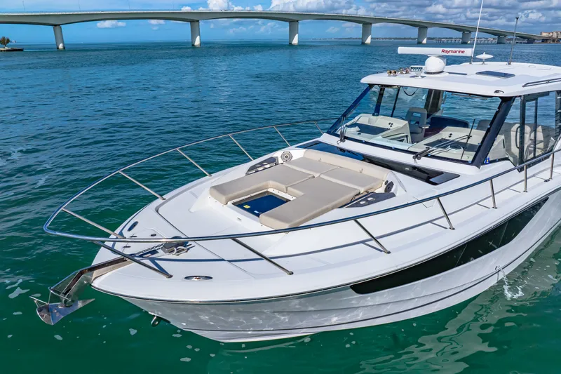 Slide: The Image of Boston Whaler 405 Conquest 2022 - 8