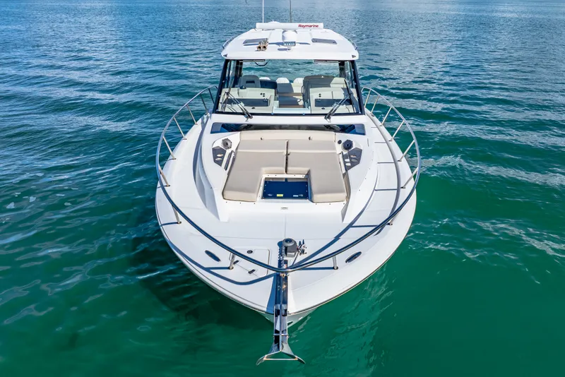 Slide: The Image of Boston Whaler 405 Conquest 2022 - 9