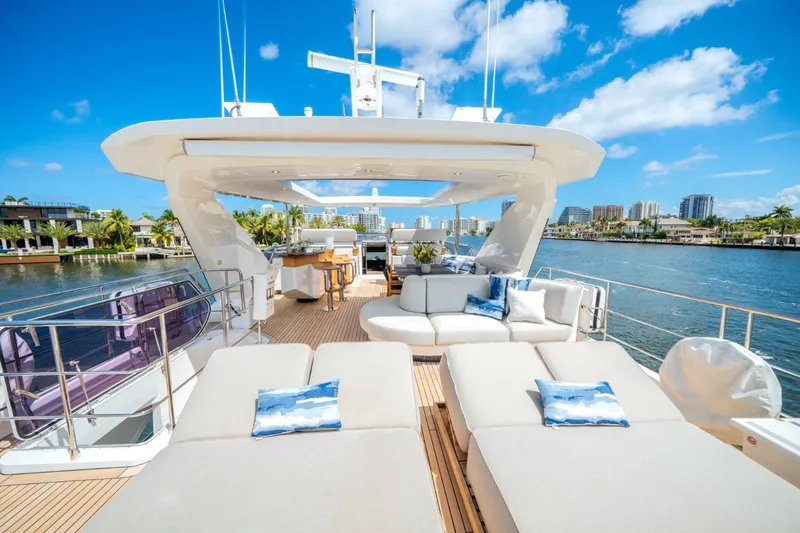Slide: The Image of Azimut GRANDE 27M 2020 - 74