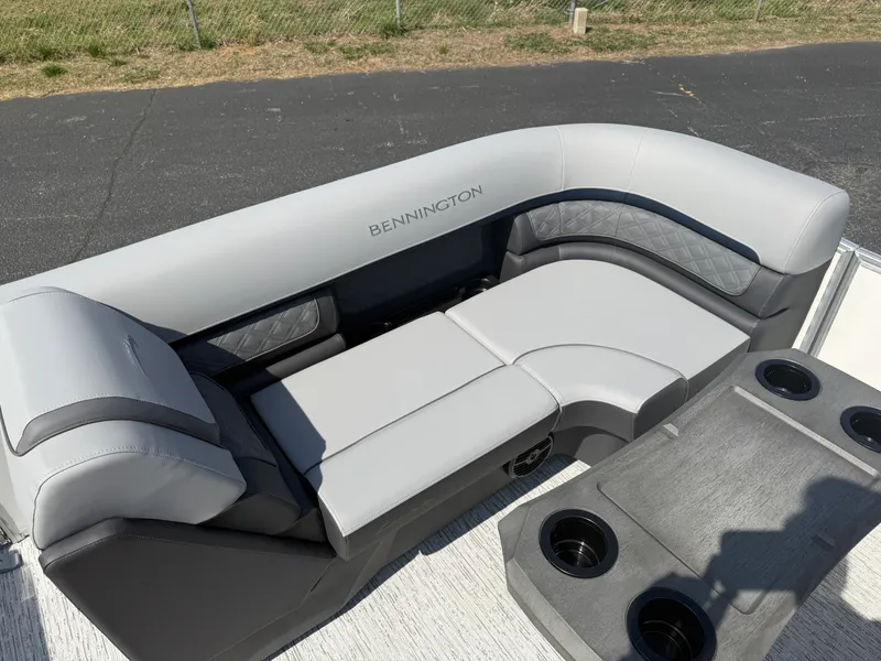 Slide: The Image of Bennington 22 SSB LUXE 2026 - 10