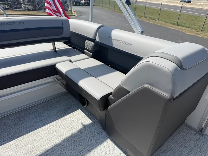 Slide: The Image of Bennington 22 SSB LUXE 2026 - 12